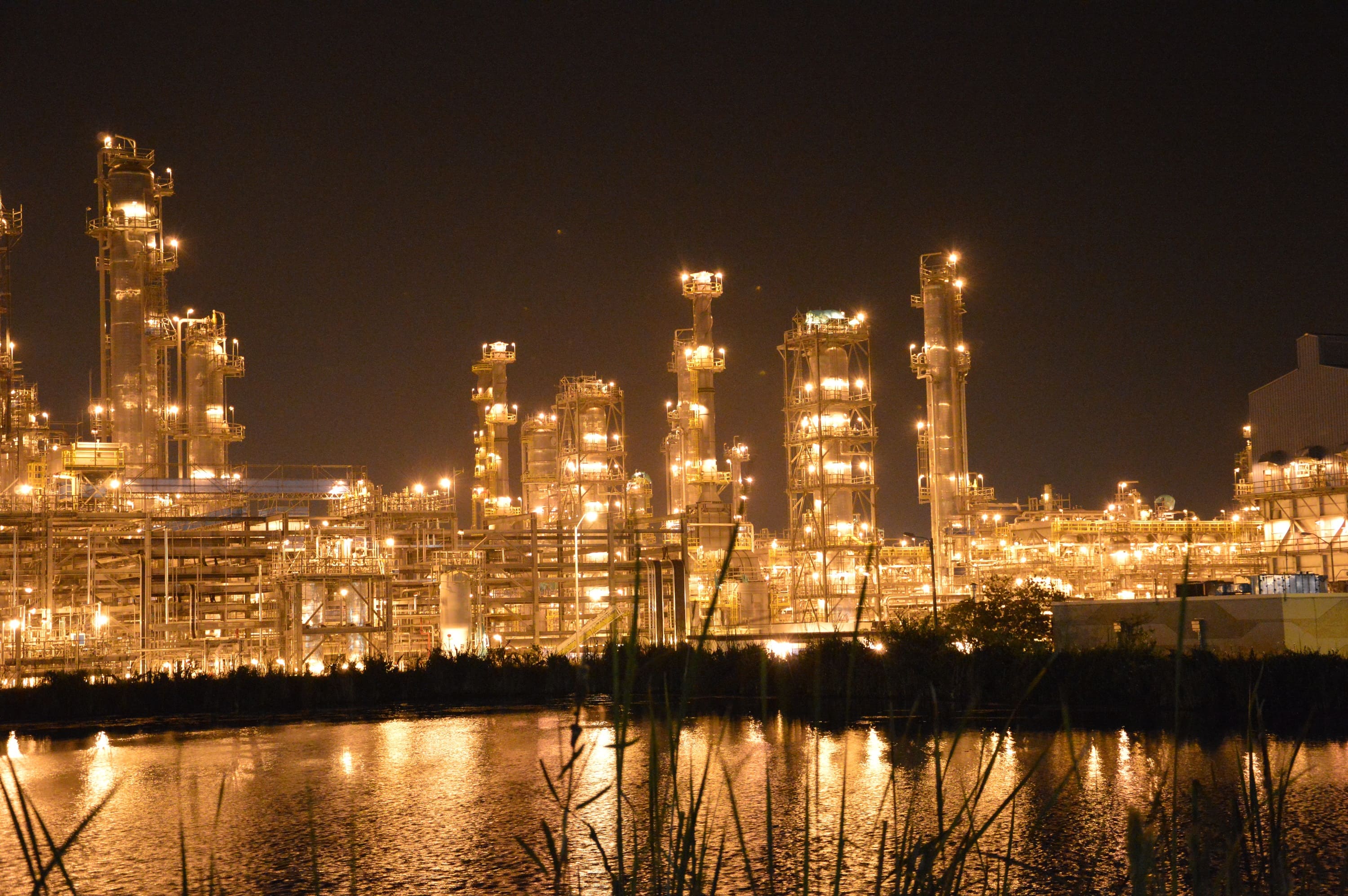 Refinería se ilumina para trabajar 24 horas por la soberanía energetica del país